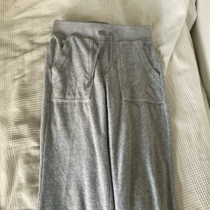 Juicy couture byxor - Gråa juicy couture mjukis byxor i xxs. Knappt använda, som nya. Nypris 1000kr