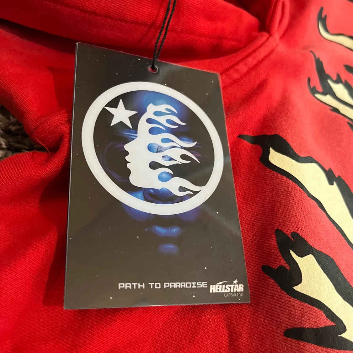 Röd hoodie från Hellstar Records med tryck - 2