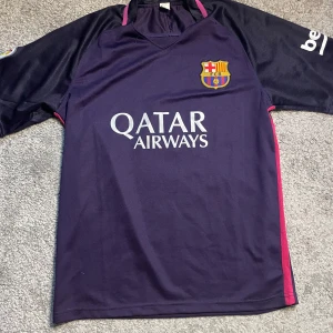 FC Barcelona fotbollströja  - Storlek S. Använd några gånger. Kan fraktas eller mötas upp i Västerås 