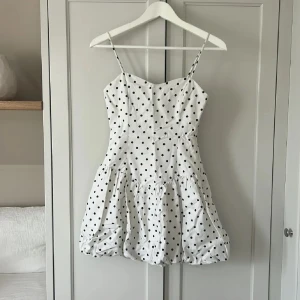 Prickig klänning - Jättesöt prickig klänning från Bershka som är helt ny med prislapp! Den är slutsåld på hemsidan i denna storlek! Endast testad, men säljer pga den var för liten💕