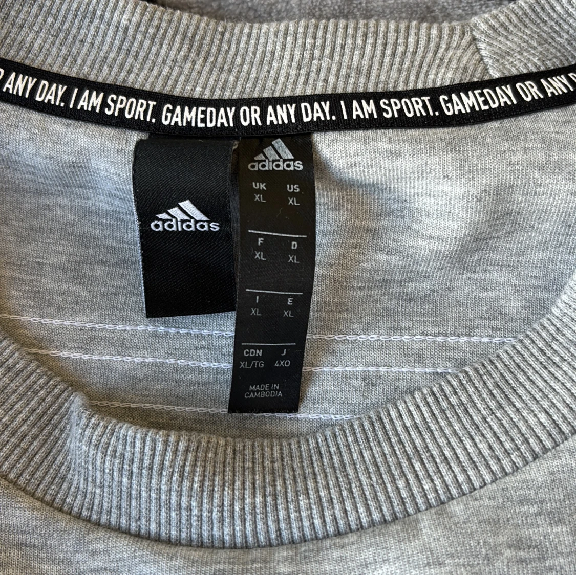 Grå sweatshirt med vita ränder från Adidas - 3