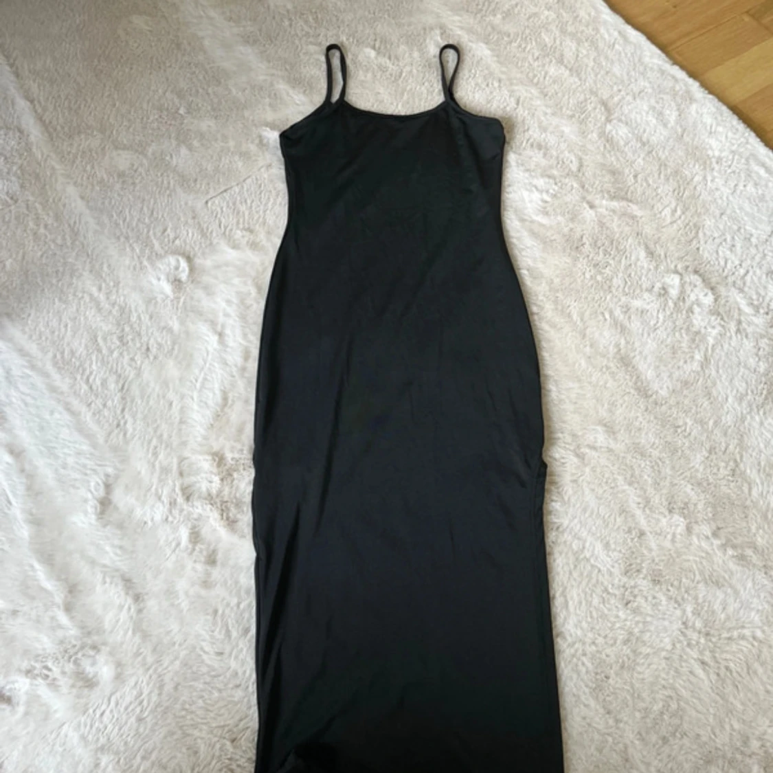 Svart långklänning med smala axelband