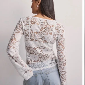 Vit blommig spetsblus med knyt - Säljer en vit spets blus. Jättefin till sommar. Har aldrig använt.🤍