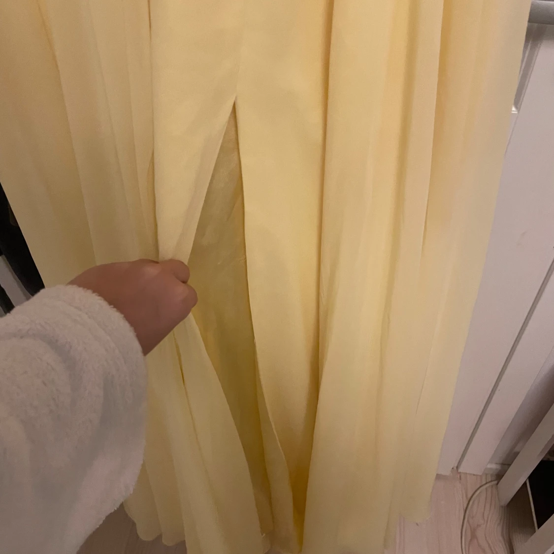 Gul långklänning med spets och pärlor - 3