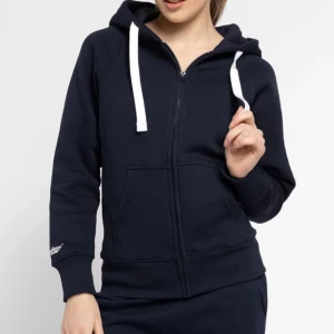 Russemerch hoodzip - Jag säljer en hoodie från russemerch. Den är helt ny med pris lapp och endast testat en gång. Skriv om ni vill ha bilder💗