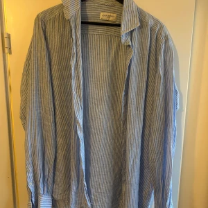 Linne skjorta John Henric - Väldigt fin linne skjorta, använt några gånger men väldigt bra skick . Säljer pågrund av för liten.