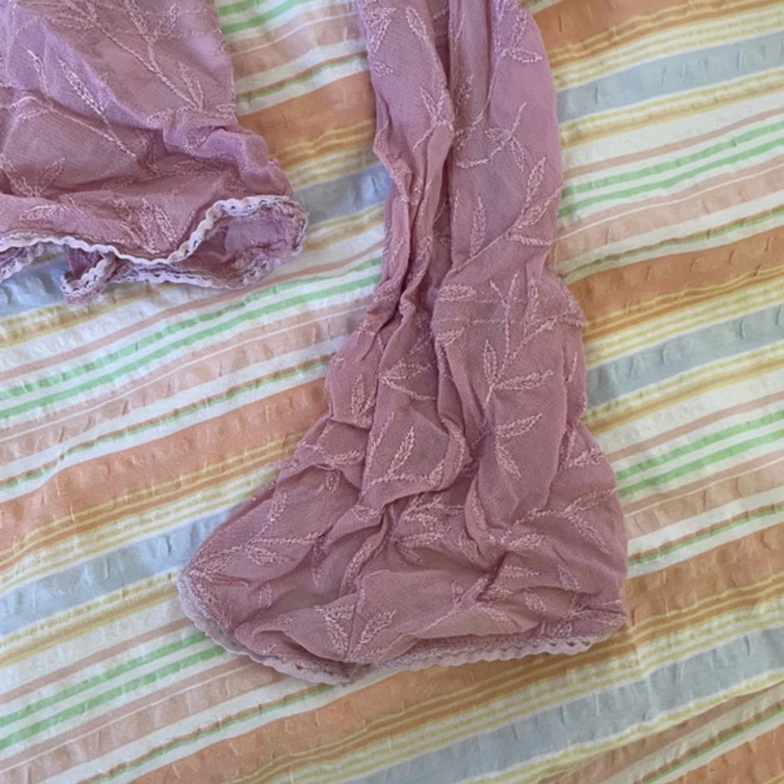 Ljuslila spetsig långärmad topp - 1