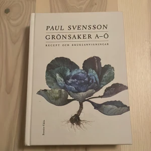 Grönsaker A-Ö: Recept och bruksanvisningar - En inspirerande kokbok av Paul Svensson med fokus på grönsaker. Boken innehåller recept och tips på tillagning av olika grönsaker från aubergine till örter. Perfekt för dig som vill laga mer grönt och hållbart.