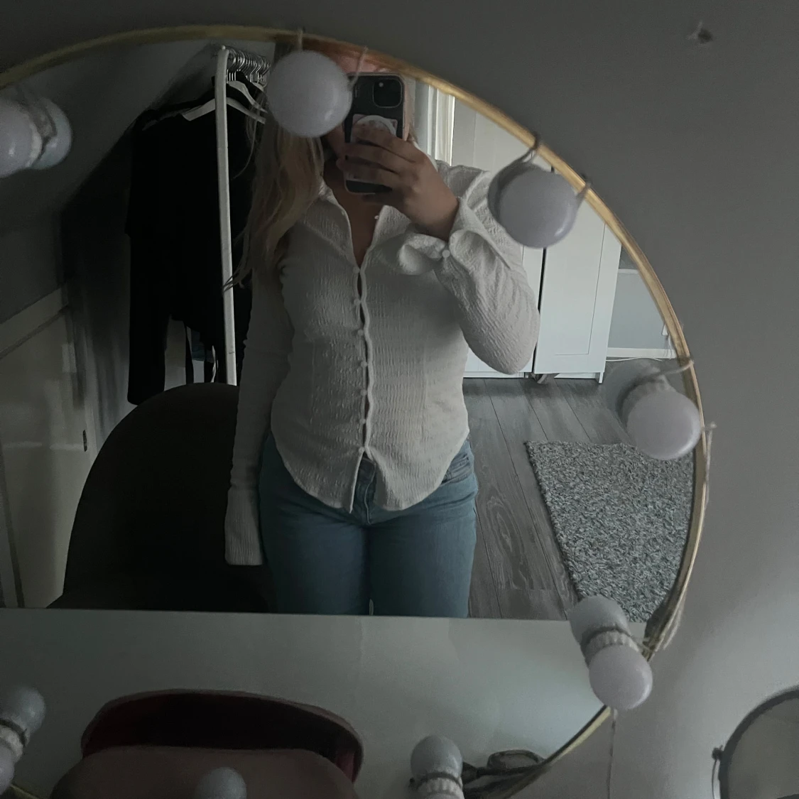 Vit skjorta med knappar