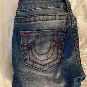 True Religion jeans - True religion low waist jeans, nypris 1399kr, midja 68cm, höft 87cm 