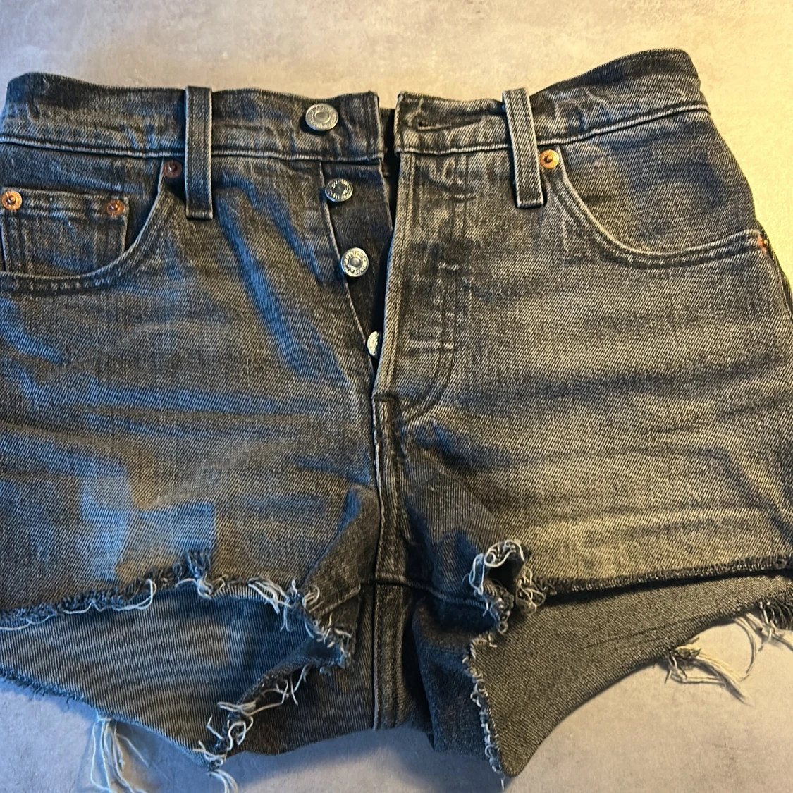 Grå jeansshorts från Levi's