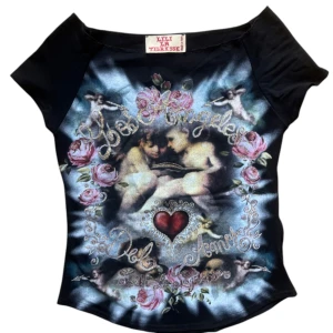 Vintage Svart t-shirt med änglamotiv från Lili Tigeresse - Unik topp. Ingen storlek men passar en XS-S 