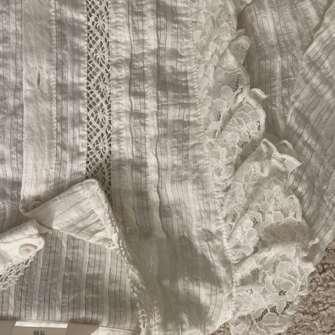 Vit blus med spets och volang - 2