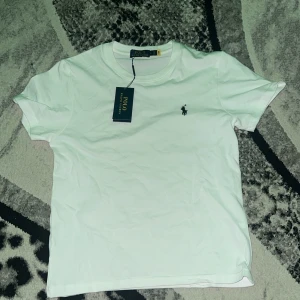 Polo ralph lauren t shirt - En vit polo ralph lauren t shirt. Den är helt ny. Den är u storlek S men den är lite mindre i passform. Pris kan diskuteras.