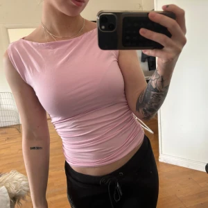 Söt topp - Säljer denna söta topp från Gina tricot då den aldrig kom till användning därav sitter prislappen kvar. Nypris 200kr