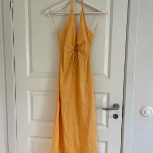 Halterneck klänning med öppen rygg - Säljer min fina solklänning då den inte används. Öppen i ryggen och halterneck där fram. Pris går att diskuteras 