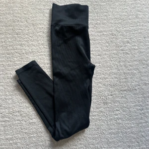 Svarta ribbade tights från Stronger  - Svarta leggings med ribbade tights från stronger🩷🫶🏼