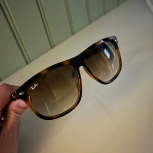 Rayban Boyfriend - Feta rayban boyfriend i storlek 60. Riktigt bra skick! 