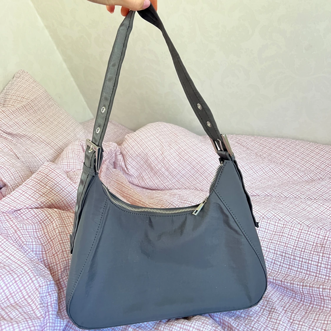 Grå axelväska