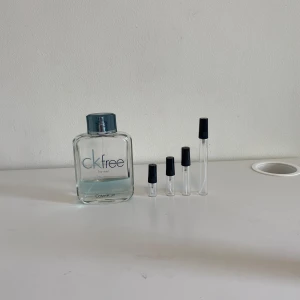 CK Free for Men Eau de Toilette 🌊  - Fräsch och modern herrparfym från Calvin Klein, Utmärkt till sommaren! 🤩1ml: 12kr 2ml: 17kr 3ml: 22kr 5ml: 33kr 10ml: 49kr
