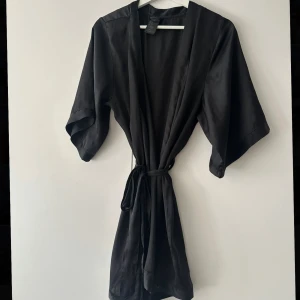 Svart satinklänning  - Säljer en svart satinklänning med kort ärm🩷🫶🏼