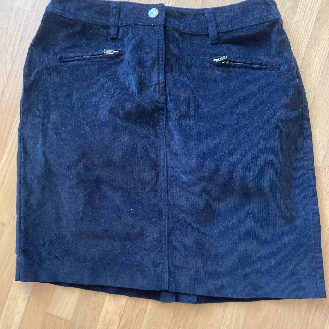 Svart manchesterkjol från bpc