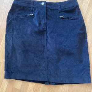 Svart manchesterkjol från bpc - Säljer en svart manchesterkjol från bpc med två fickor fram med dragkedja och två bakfickor. Perfekt till vardags med en snygg topp eller stickad tröja.