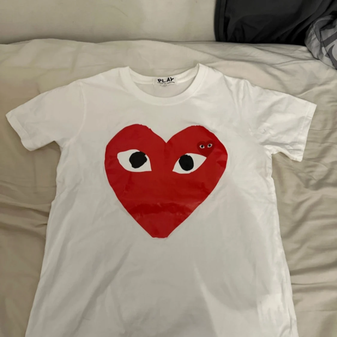 Vit t-shirt med rött hjärta från Comme des Garçons Play