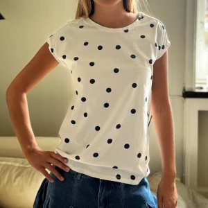 Sååå fin prickig tröja - Säljer denna så fina prickiga tröja😇🎀🌸🌼