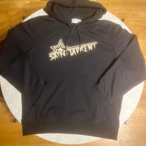 Saint Laurent Hoodie  - En snygg ysl hoodie som jag säljer pga brist på användning. Den har varit använd ett fåtal gånger men är helt felfri och som ny. Hör av vid minsta funderingen. (Priset kan sänkas vid snabb affär).