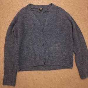 Blå kofta  - Superfin blå kofta från Jensen med v-ringning. Använd fåtalet gånger. Stl M, skriv för fler bilder!!💕