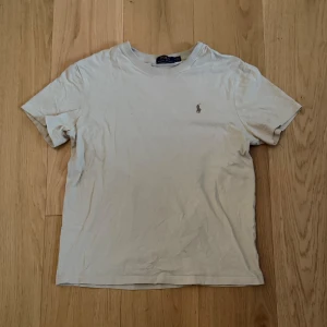 Ralph lauren t-shirt beige - Jätte fin t-shirt från ralph lauren säljer den för att jag inte använder den längre och att jag ser att den har börjat få mer och mer efterfrågan. Pris kan diskuteras. Hör av er om ni har frågor