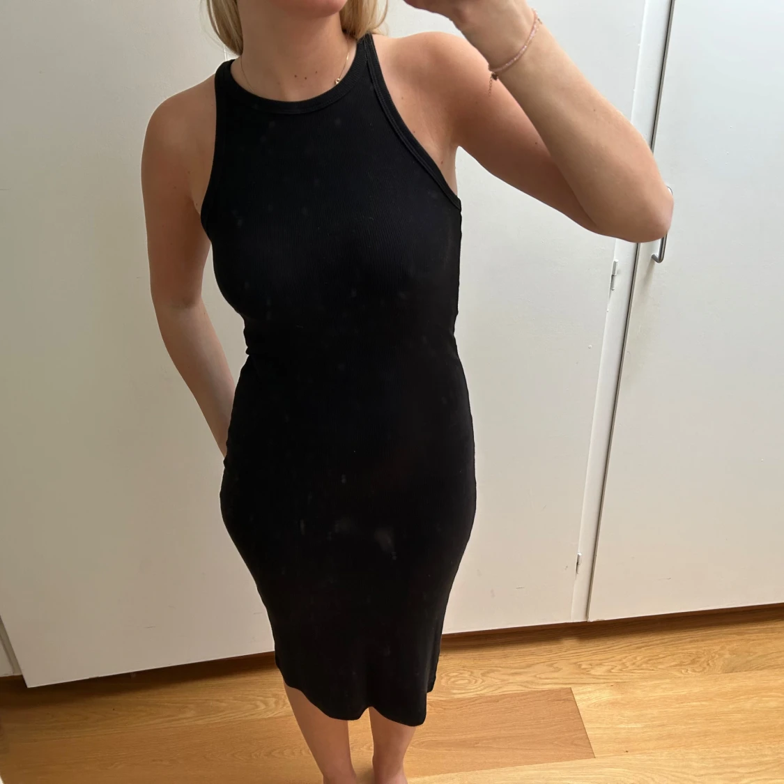 Svart ribbad midiklänning - 1