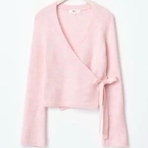 Omlottkofta - Jättefin populär kofta med knyte och vida ärmar från gina tricot!  Använd få gånger så i mycket bra skick! Slutsåld på hemsidan just nu