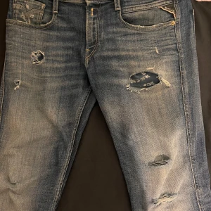 Replay Anbass ”Aged 5 Years” - Replay Anbass ”Aged 5 years” jeans storlek 29/30. Passar större så runt 31 i midjan, längden är perfekt på mig som är 173. Skick 9/10 knappt några tecken på slitage, hör gärna av er vid frågor och lämna pris förslag, priset går diskutera vid snabb affär mvh//Theo🙃