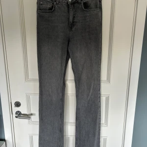 Grå raka jeans - Säljer ett par grå jeans med rak passform med liten utsvängning längst ner, beroende på hur du väljer att sätta dem har de antingen medelhög midja eller även låg midja!💛🌼