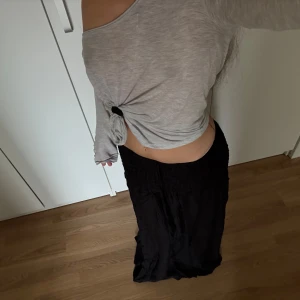 Svart lång kjol  - Säljer likadan kjol i vitt, storlek xs-m lågmidjad, aldrig använt tyvärr, köpt i Kreta för ett år sen