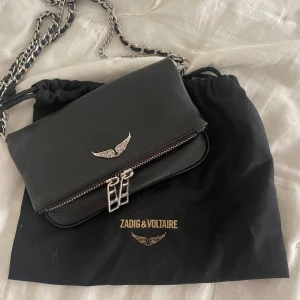Svart axelväska från Zadig & Voltaire - Rock Nano - Axelremsväska -Noir från Zadig & Voltaire