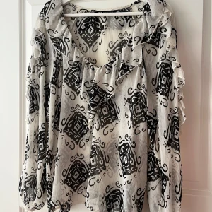 Fin blus - Säljer denna fina blus ifrån Zara då den inte kommer till användning! Använd endast fåtal gånger i super fint skick.🥰