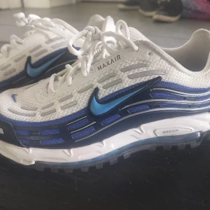 Nike Air Max TL 2.5 -  Nike Air Max TL 2.5, en modell som nyligen återlanserats och som har blivit populär för sin retrodesign och fullängds Max Air-dämpning. De har endats använts 3ggr så ser helt nya ut. Köptes i Schweiz för 3v sedan för 2600kr  