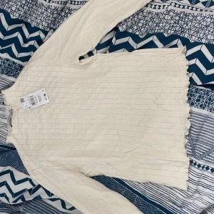 Långärmad tröja - Säljer en helt oanvänd långärmad tröja i créme/begie färg. Köpt i Frankrike från butiken MING.   Strl M, 100kr