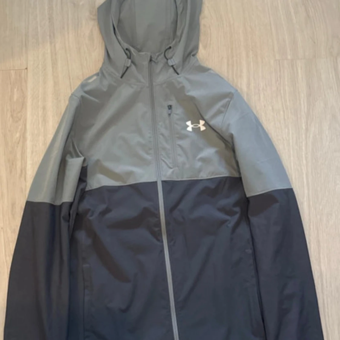 Grå vindjacka från Under Armour