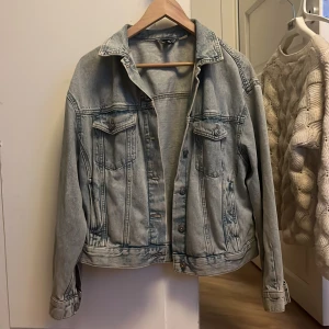 jeans jacka - Jätte snygg oversized jeansjacka som är nästintill oanvänd ifrån hm! 