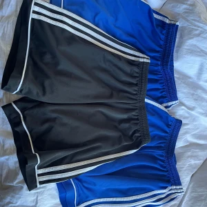 Tre par adidas shorts - tre par adidas shorts ett par svarta och två par blå