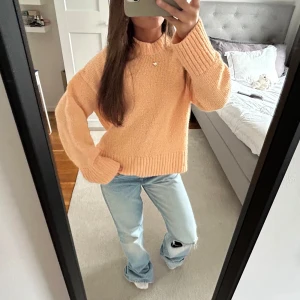 Aprikos Stickad Tröja - Stickad tröja i en superfin aprikos/orange färg! Aldrig använt men köpt på vinted! Skriv om ni har frågor!🧡🧡