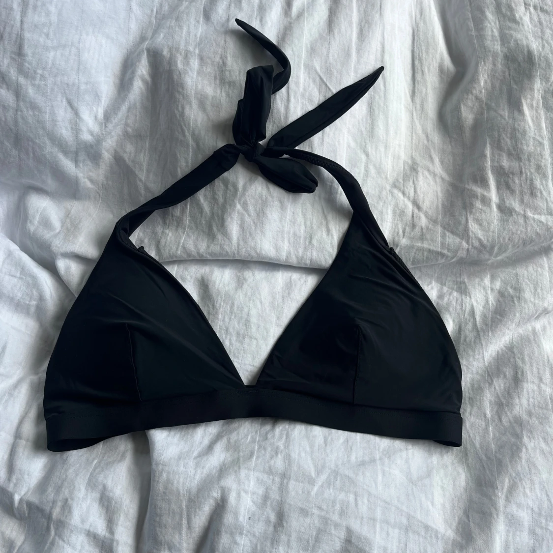 Svart bikiniöverdel med knyt