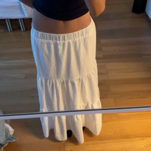 Långkjol - Superfin långkjol från Gina, för kort på mig som är 170, så passar nån som är 165 o kortare 🌸