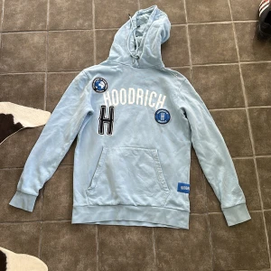 Ljusblå hoodie från Hoodrich - Säljer nu min hoodrich hoodie för att den kommer inte till användning. Köpte den för 900 och vill sälja den för 500 priset kan diskuteras vid snabb affär. Jag har använt den max 5 gånger och hoodien har inga täcken på användning.