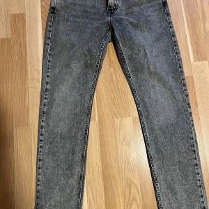 Grå jeansbyxor från Levi's - Säljer ett par grå jeansbyxor från Levi's med klassisk femficksdesign och raka ben. Byxorna har normal passform . Str 30/32. Nyskick ! 