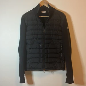Moncler cardigan - säljer min moncler cardigan i storlek 1 vilket motsvarar S den har inga hål eller repor inga fleckar heller